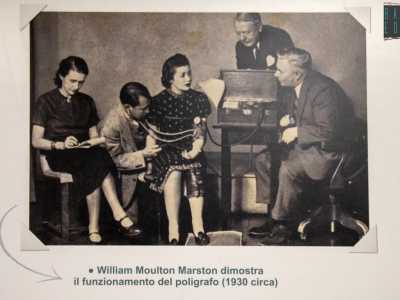 Curiosit�: una foto ritrae l�inventore del dispositivo, l�americano William Moulton Marston, famoso anche per essere stato il creatore del personaggio dei fumetti Wonder Woman